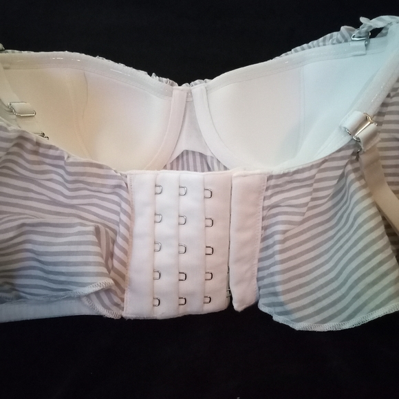 💕 Victoria Secret Striped Ruffle Bra - Picture 6 of 7